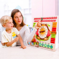 Jucarie calendar cu ceas din lemn, Ursulet, in limba engleza, 45 x 45 cm