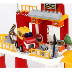 Set masuta multifunctionala Fire Station cu 55 cuburi de constructie, 44.5x49x20 cm