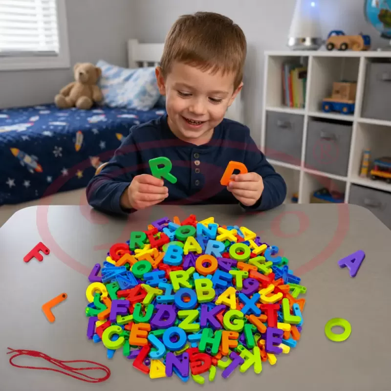 Set educational Montessori cu 160 de litere colorate A–Z pentru snuruit, sortare si formarea cuvintelor