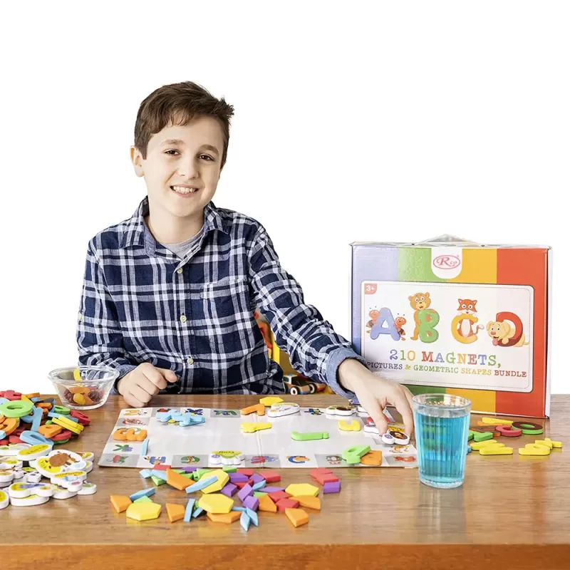 Joc magnetic STEM 210 piese cu litere, cifre, ilustratii si forme geometrice, 1 plansa magnetica fata-verso si 2 saculeti de depozitare, 3+ani